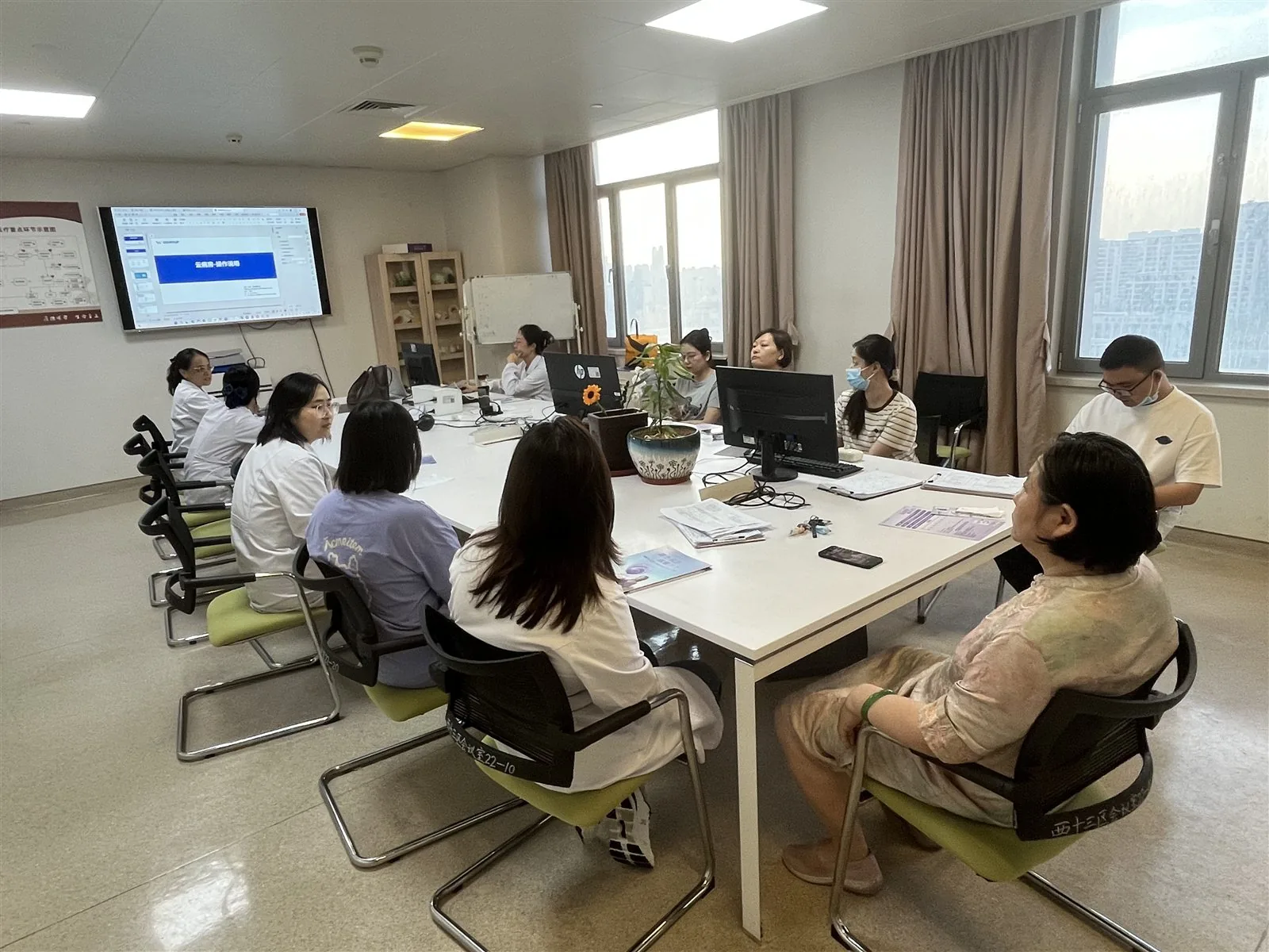 卫软团队与医院业务人员在现场共同讨论建设方案